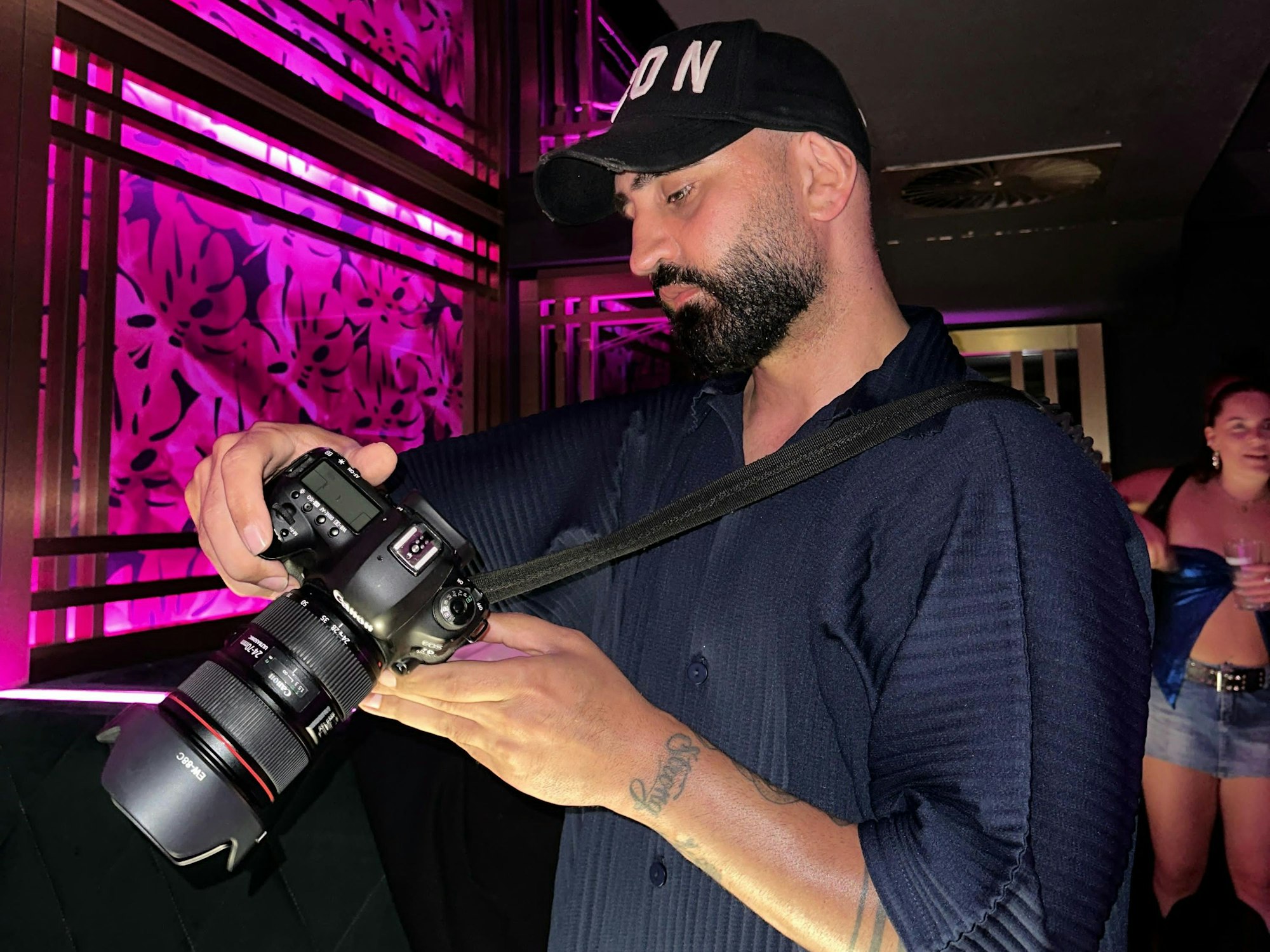 Ein Mann hält eine Fotokamera in der Hand.