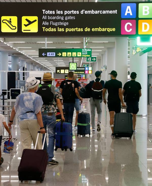 Passagiere und Passagierinnen kommen am Flughafen Palma de Mallorca an, hier im August 2020 (Symbolbild).