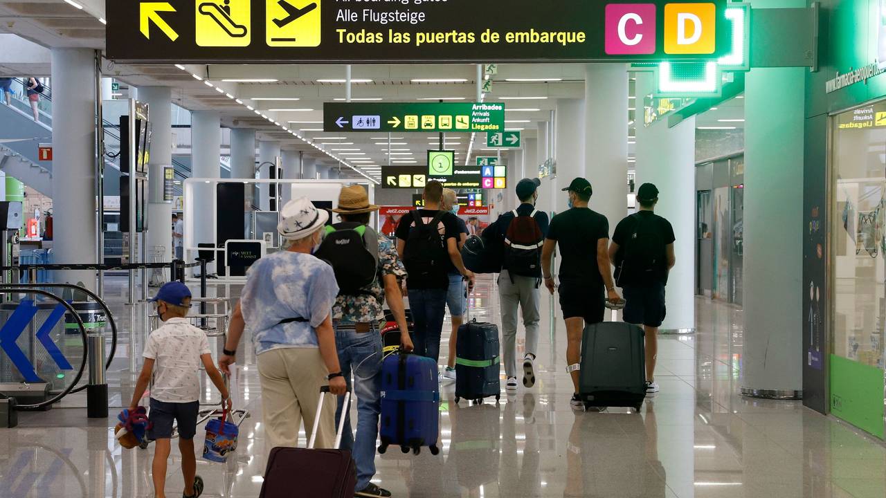 Passagiere und Passagierinnen kommen am Flughafen Palma de Mallorca an, hier im August 2020 (Symbolbild).