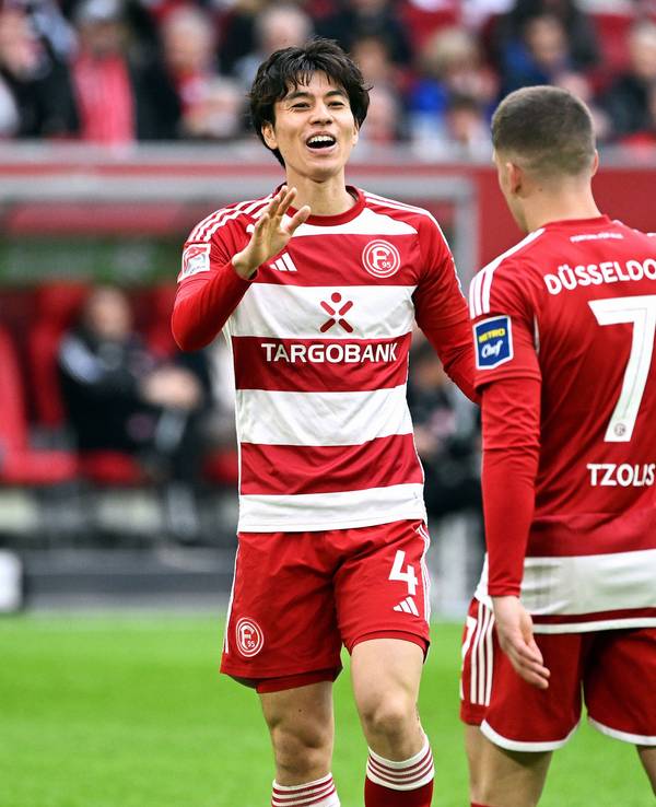 Fortuna Düsseldorfs Ao Tanaka klatscht im Spiel gegen den 1. FC Nürnberg mit Teamkollege Christos Tzolis ab.