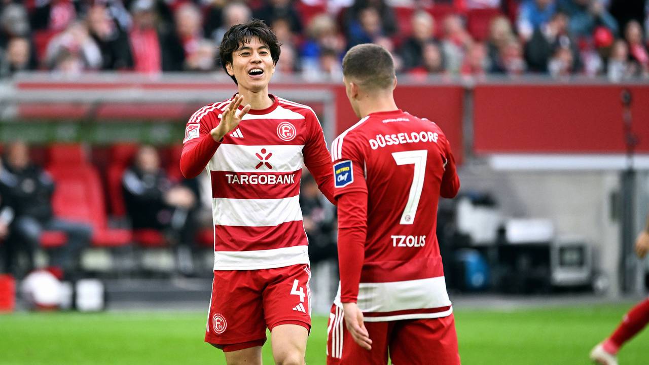Fortuna Düsseldorfs Ao Tanaka klatscht im Spiel gegen den 1. FC Nürnberg mit Teamkollege Christos Tzolis ab.