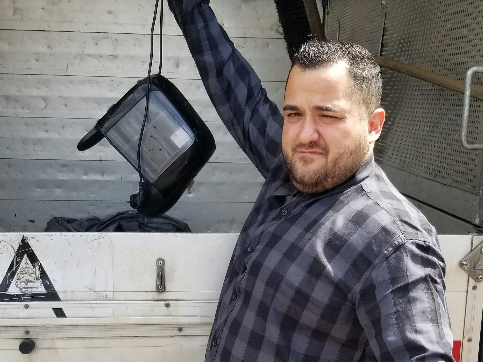 Patrick Rudolph zeigt seinen Müllfund: Die Kaffeemaschine lag im Gebüsch.