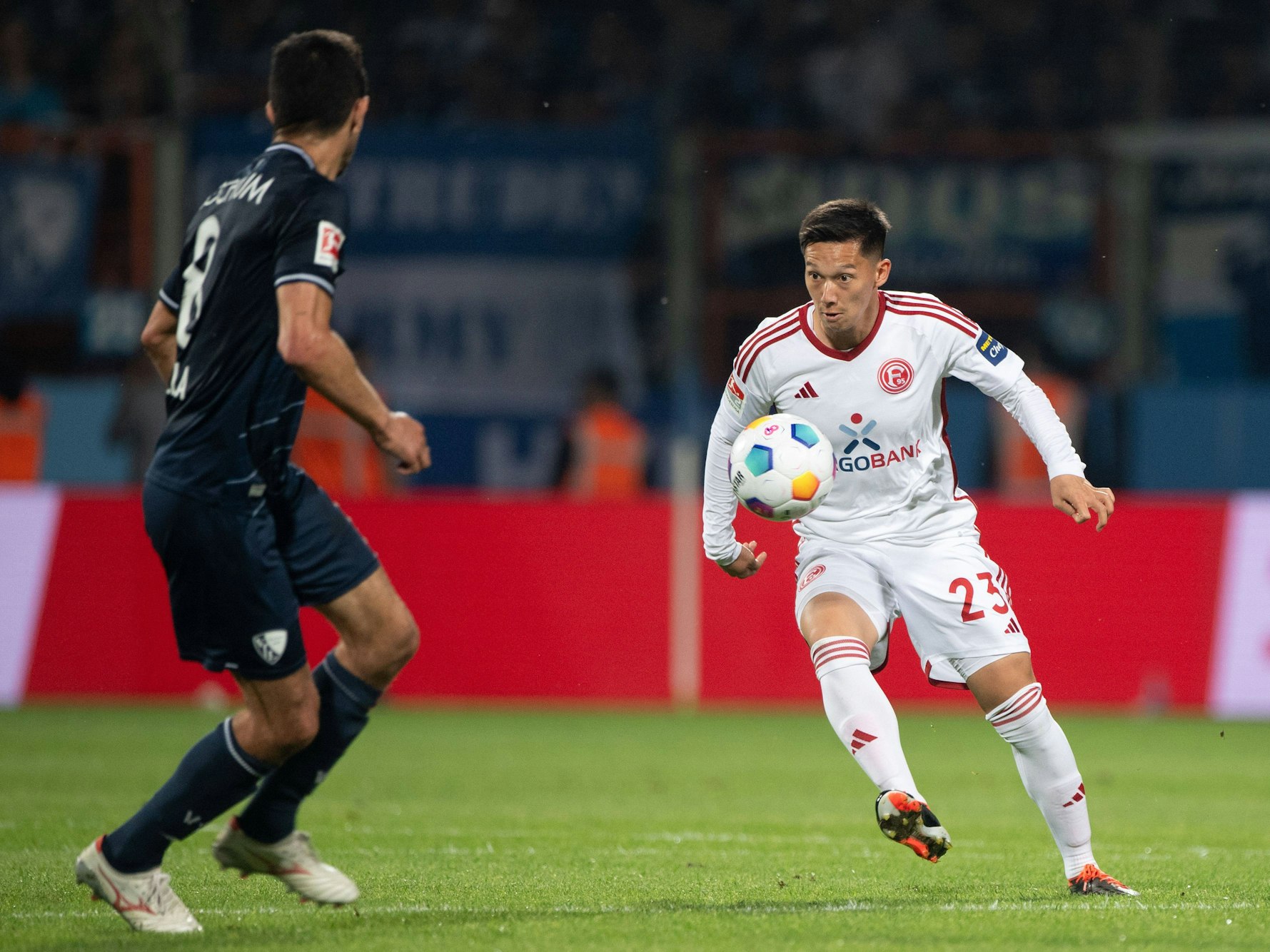 Shinta Appelkamp im Zweikampf Anthony Losilla.