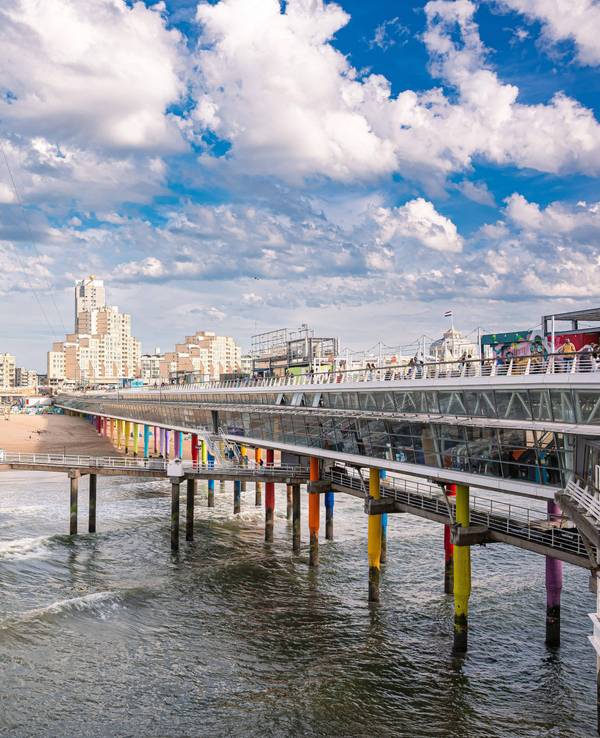 Den Haag ist immer eine Reise wert. Das Foto zeigt den Scheveningen Strand und den Pier.