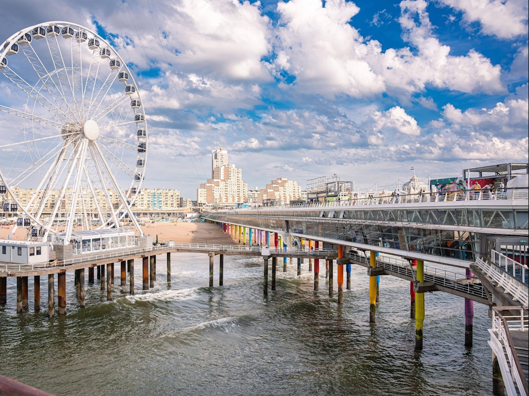 Den Haag ist immer eine Reise wert. Das Foto zeigt den Scheveningen Strand und den Pier.