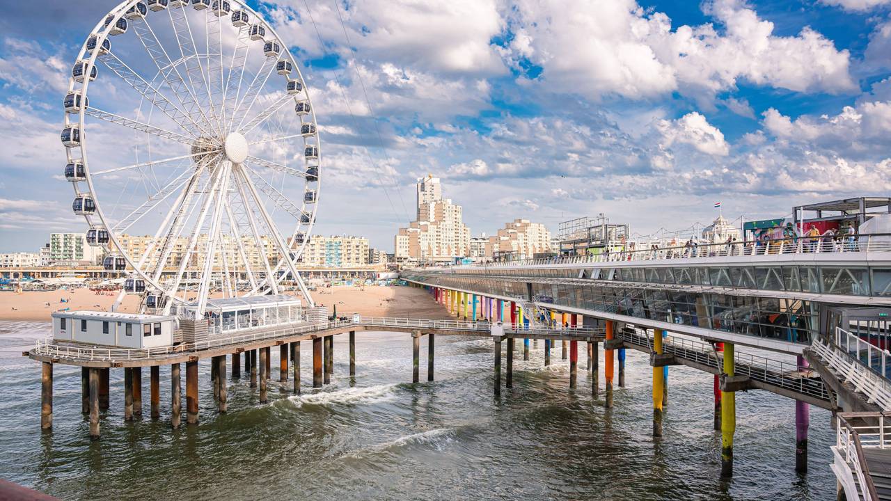 Den Haag ist immer eine Reise wert. Das Foto zeigt den Scheveningen Strand und den Pier.