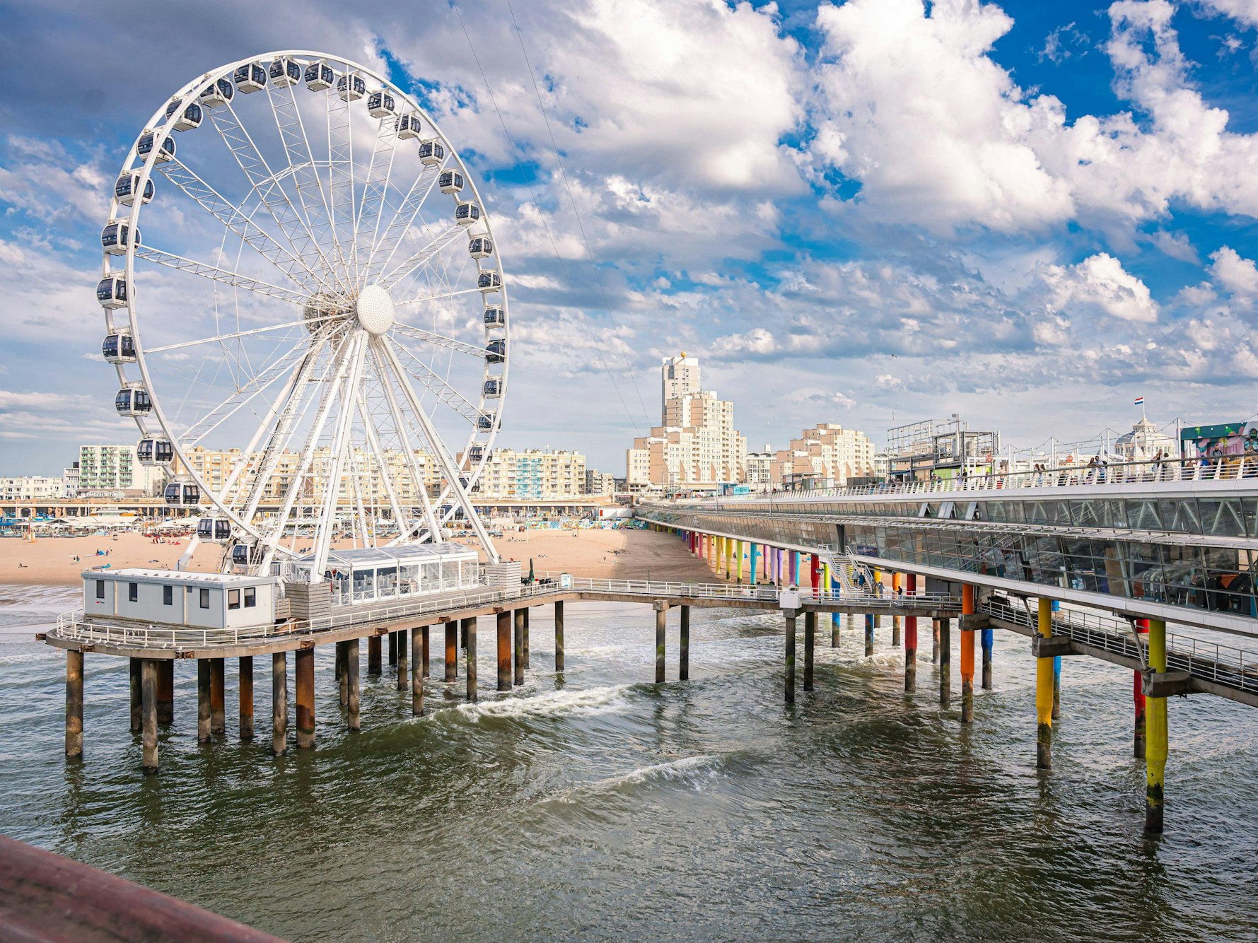 Den Haag ist immer eine Reise wert. Das Foto zeigt den Scheveningen Strand und den Pier.