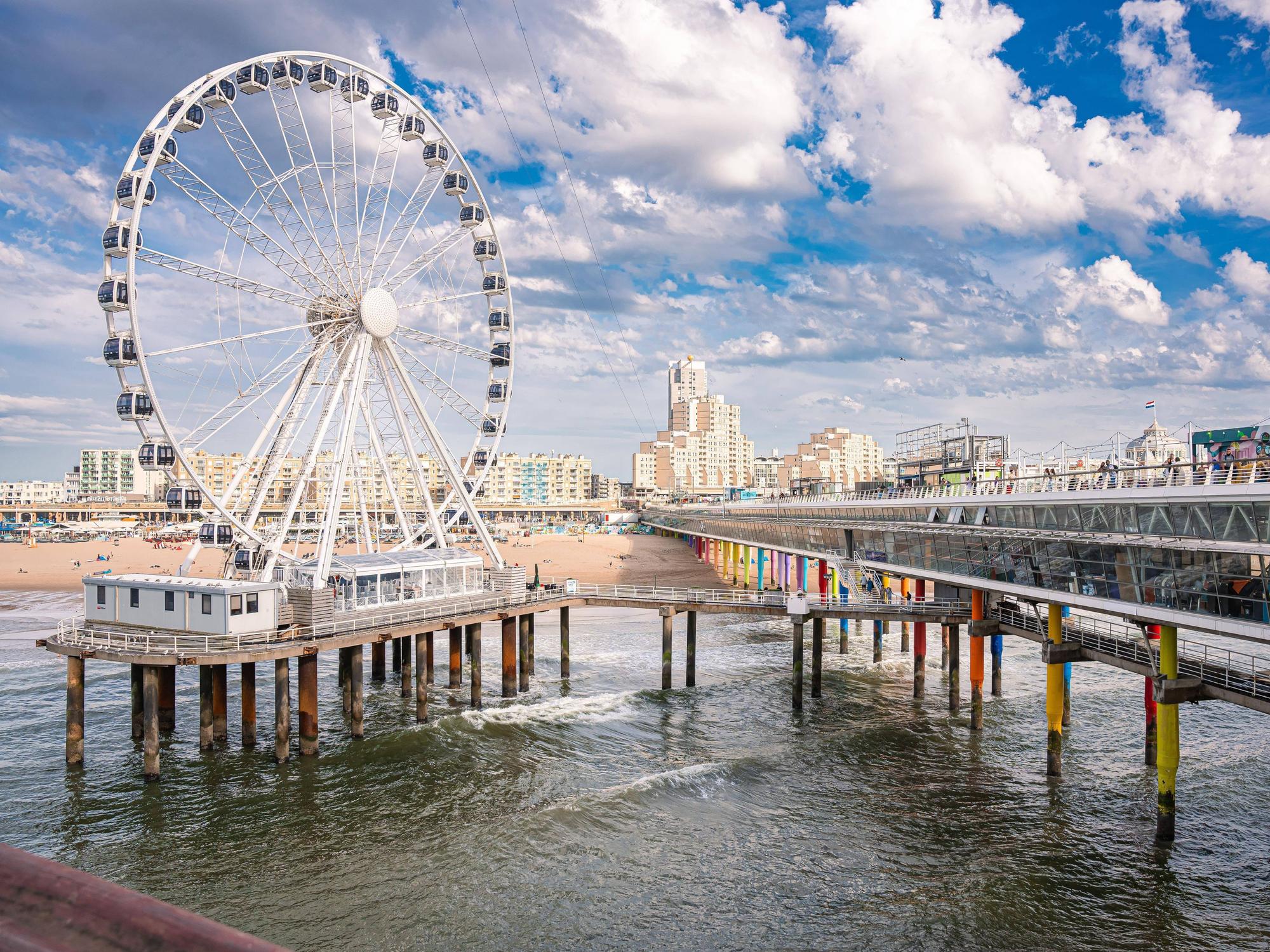 Den Haag ist immer eine Reise wert. Das Foto zeigt den Scheveningen Strand und den Pier.
