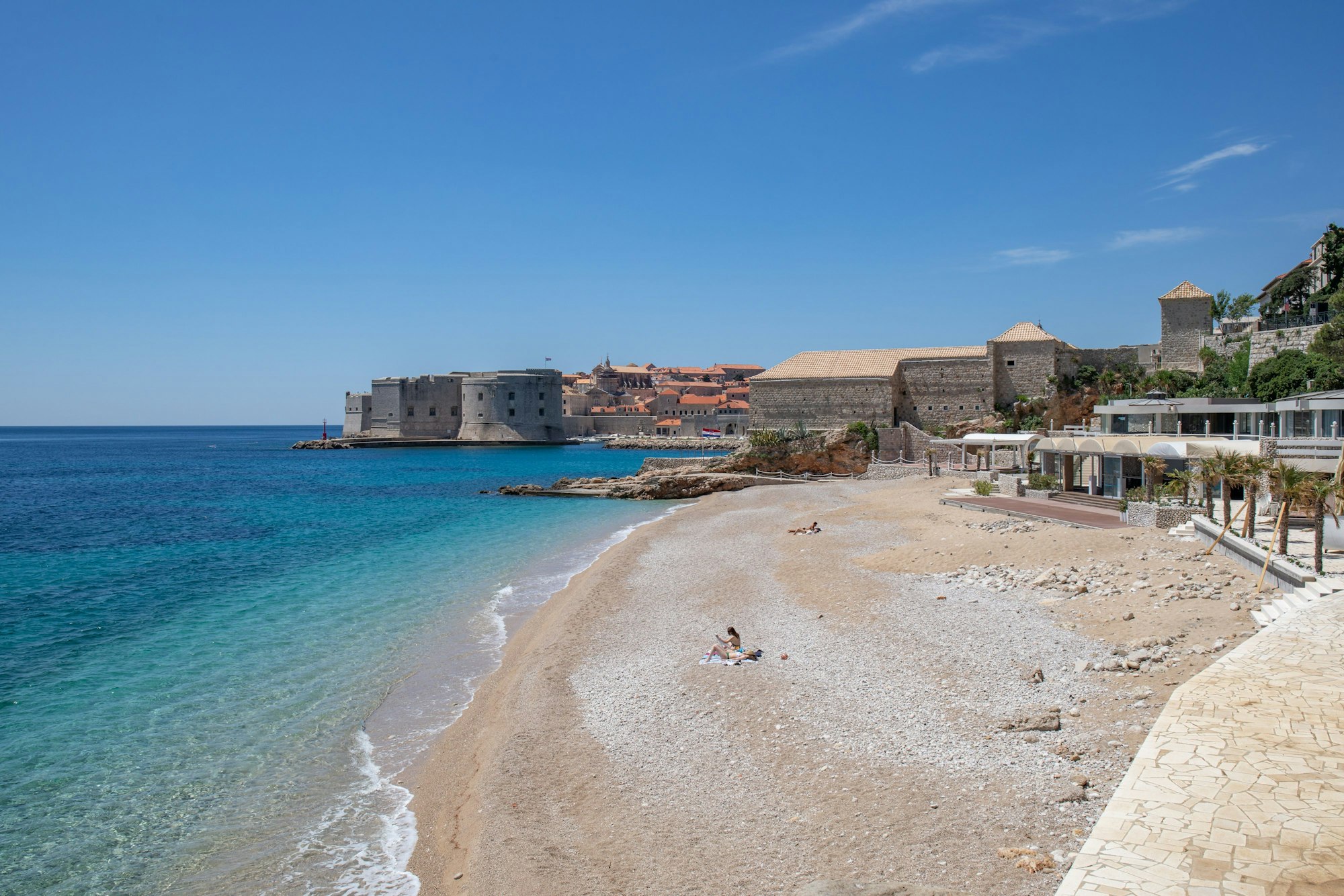 Ein Blick auf den Strand in Dubrovnik. Mit seinen vielen Buchten und Inseln ist Kroatien bei deutschen Urlaubern beliebt.