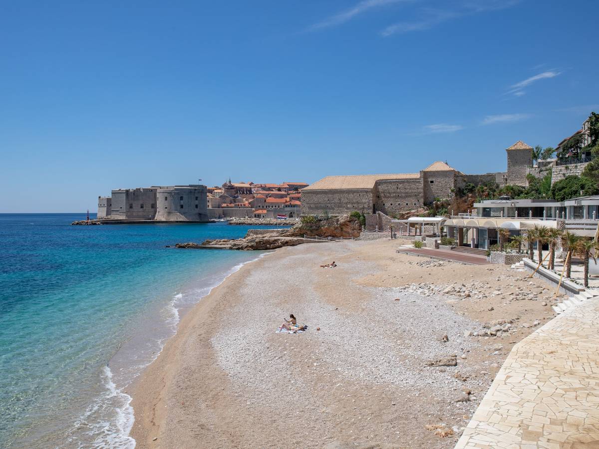 Ein Blick auf den Strand in Dubrovnik. Mit seinen vielen Buchten und Inseln ist Kroatien bei deutschen Urlaubern beliebt.