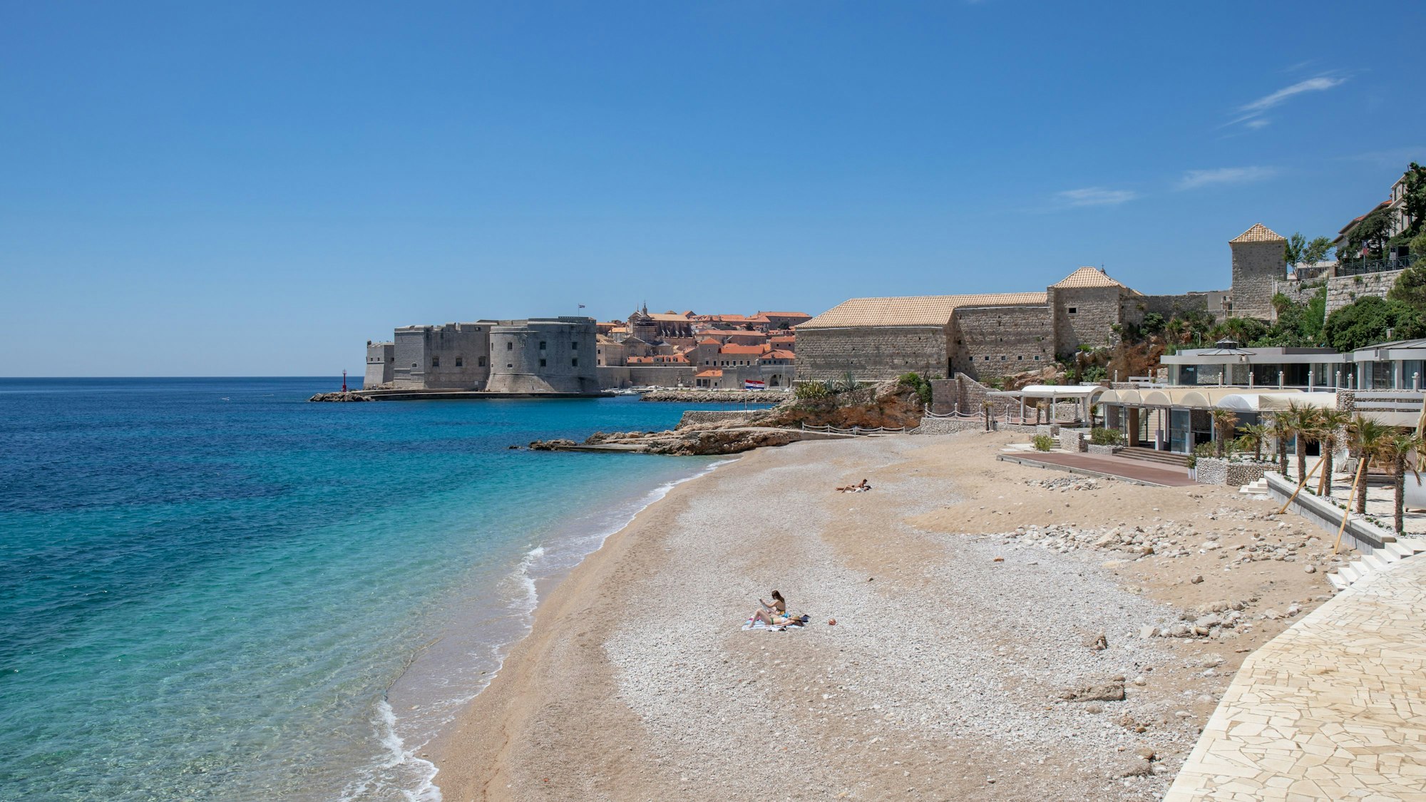Ein Blick auf den Strand in Dubrovnik. Mit seinen vielen Buchten und Inseln ist Kroatien bei deutschen Urlaubern beliebt.