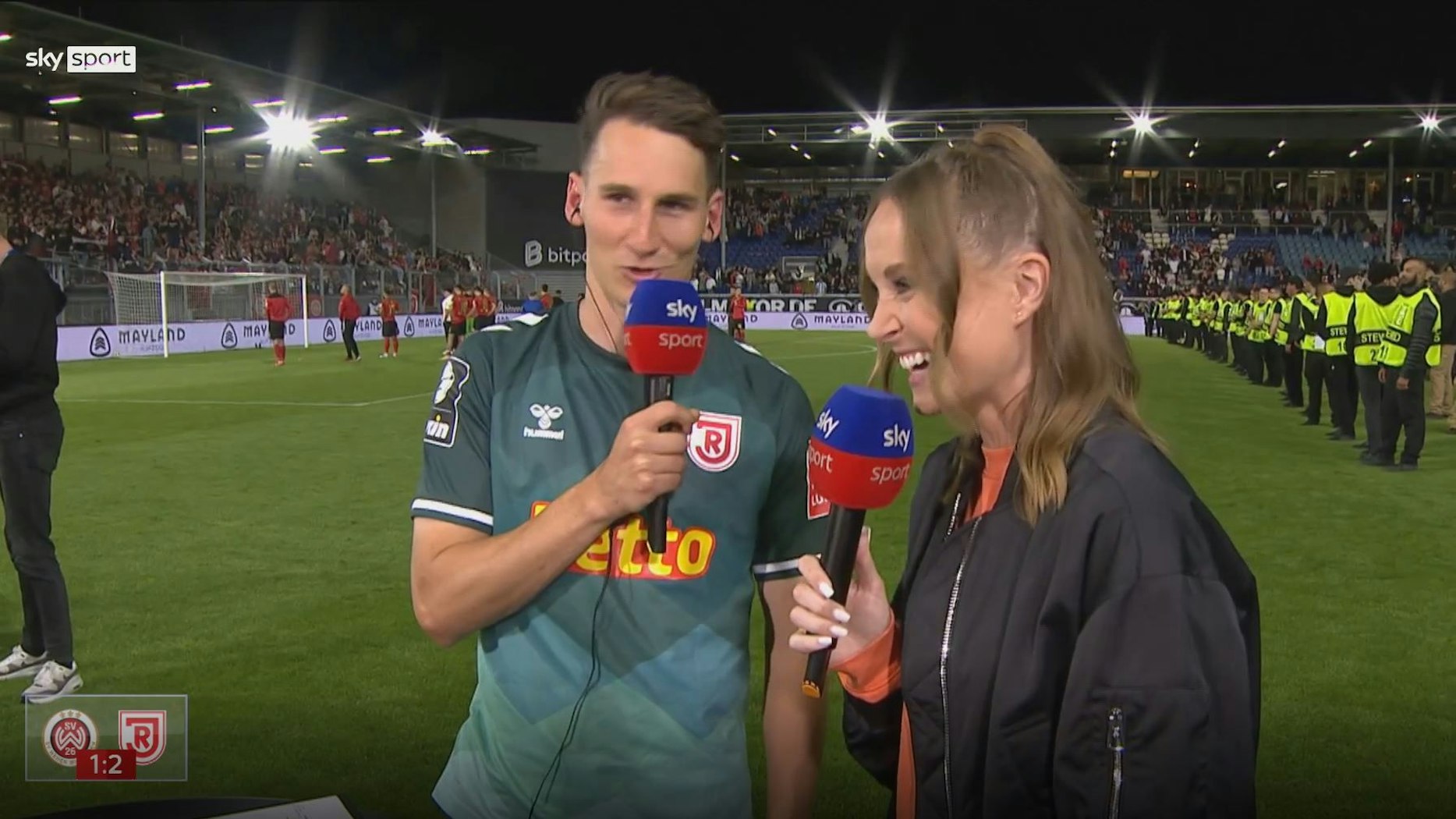 Sky-Moderatorin Nele Schenker im Interview mit Konrad Faber von Jahn Regensburg nach der Zweitliga-Relegation am 28. Mai 2024.