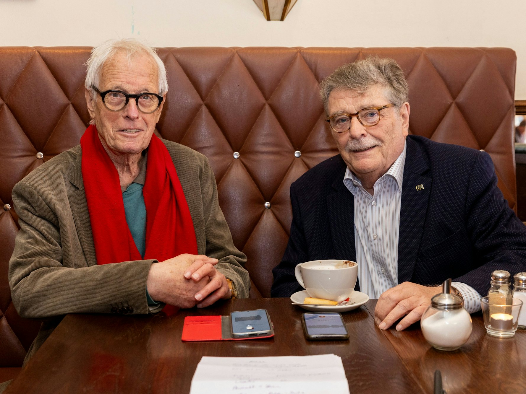 Fritz Schramma sitzt mit dem EXPRESS-Reporter in einem Café in Köln.