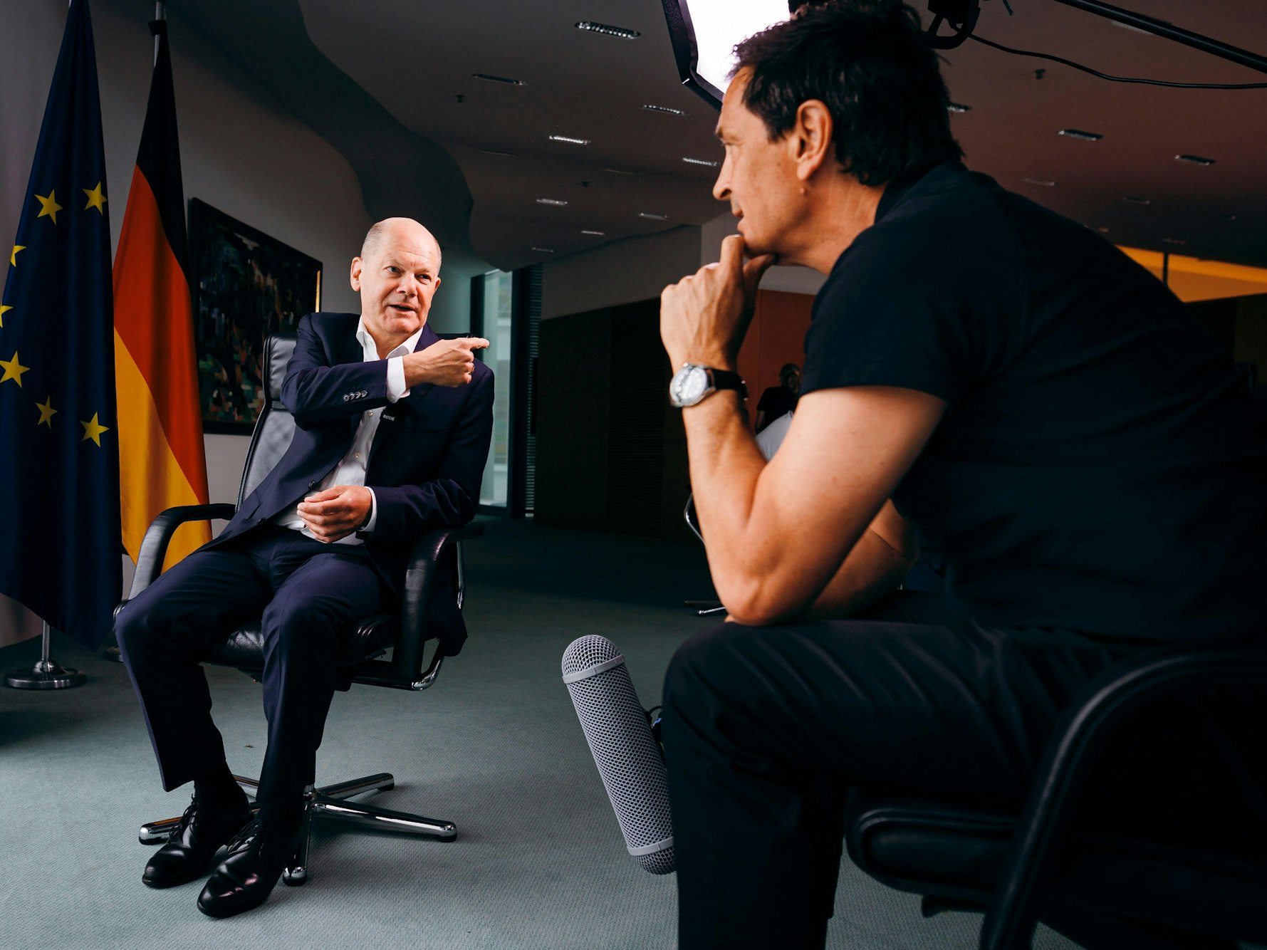 Sebastian Hellmann spricht mit Olaf Scholz.