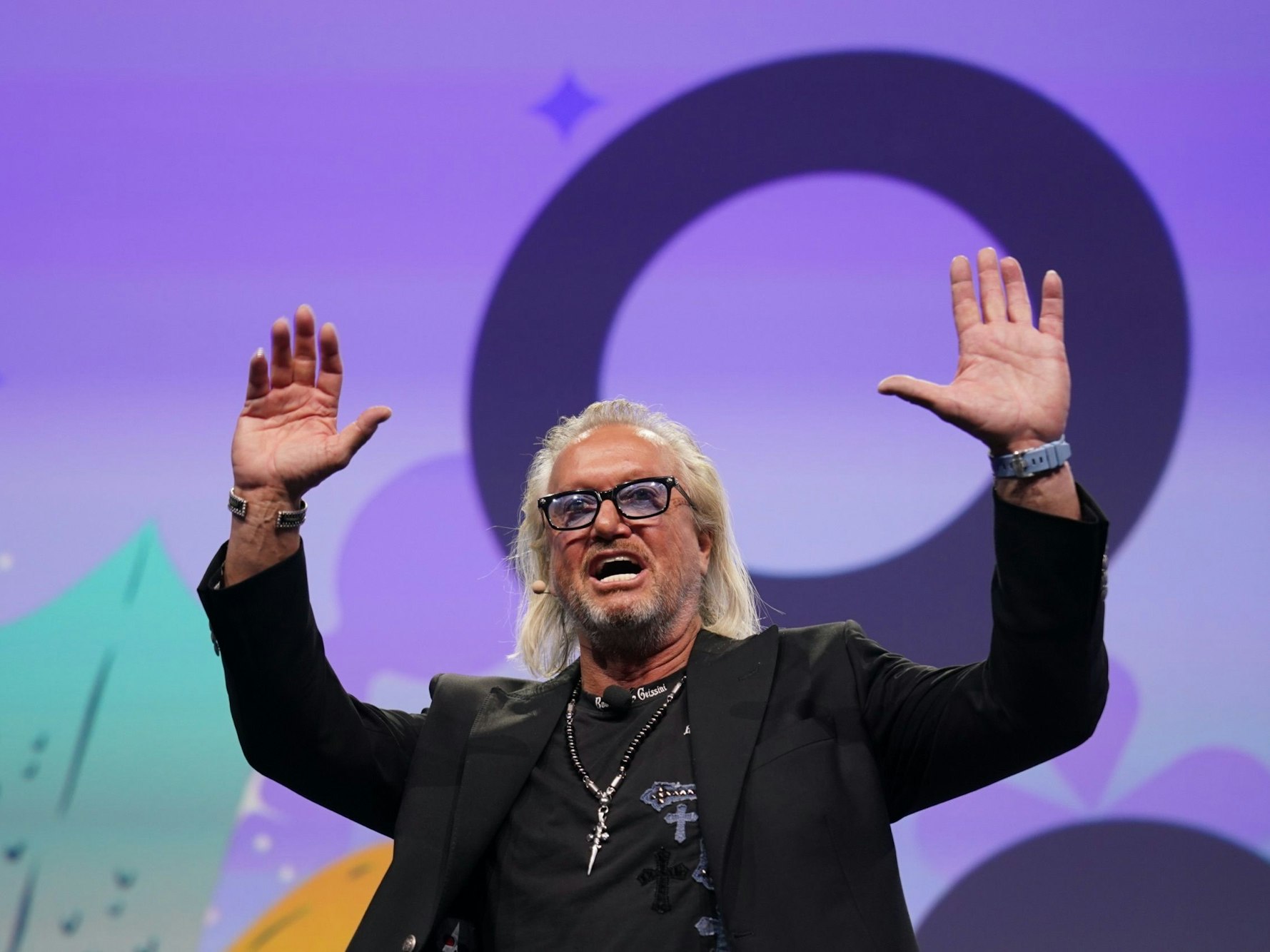 Robert Geiss, Unternehmer und TV-Reality-Star, steht auf der Bühne der Digital-Messe OMR in den Messehallen, hier im Mai 2023 in Hamburg.