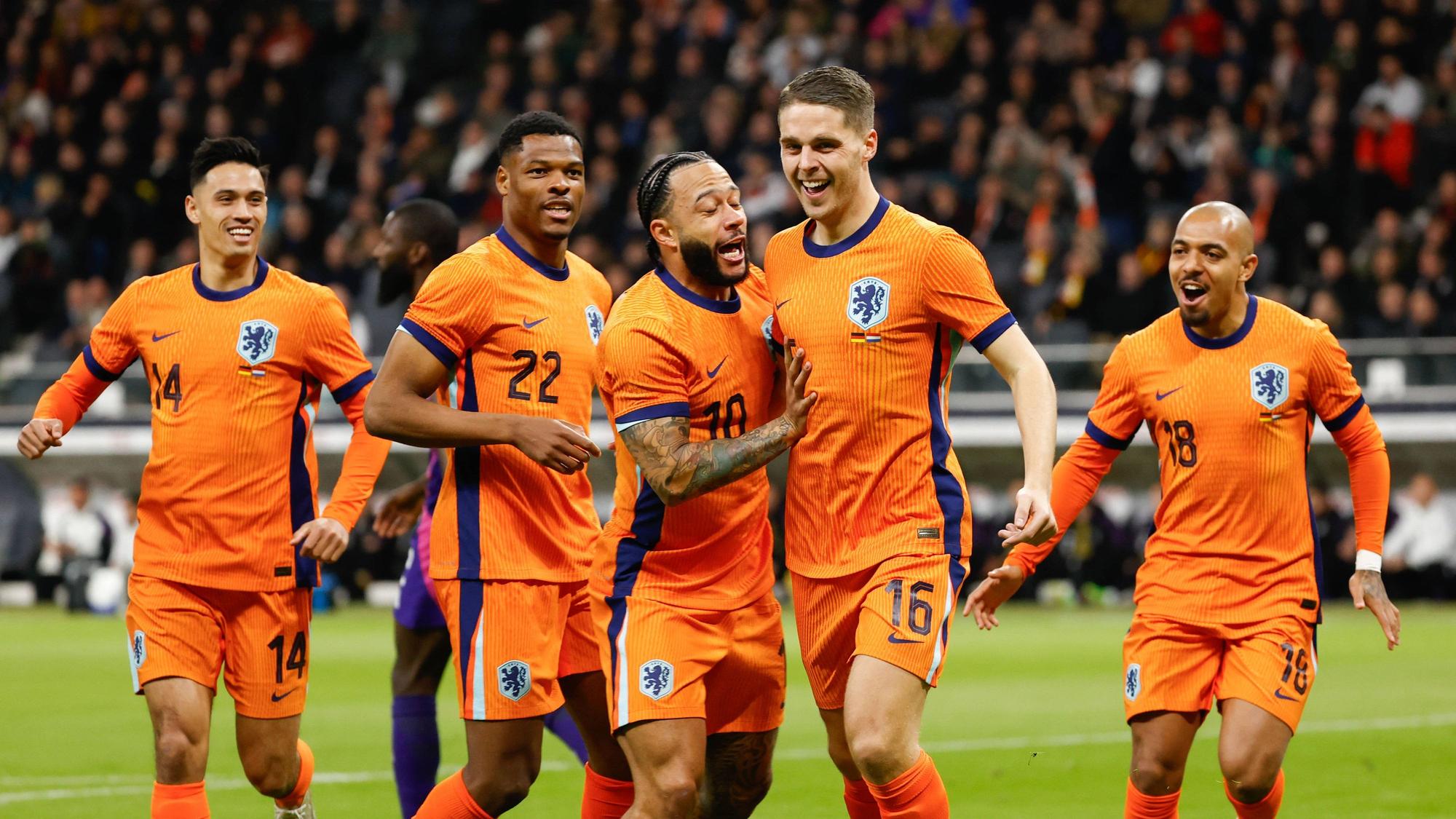 Von links an: Tijjani Reijnders, Denzel Dumfries, Memphis Depay, Joey Veerman und Donyell Malen jubeln nach einem Treffer gegen Deutschland.