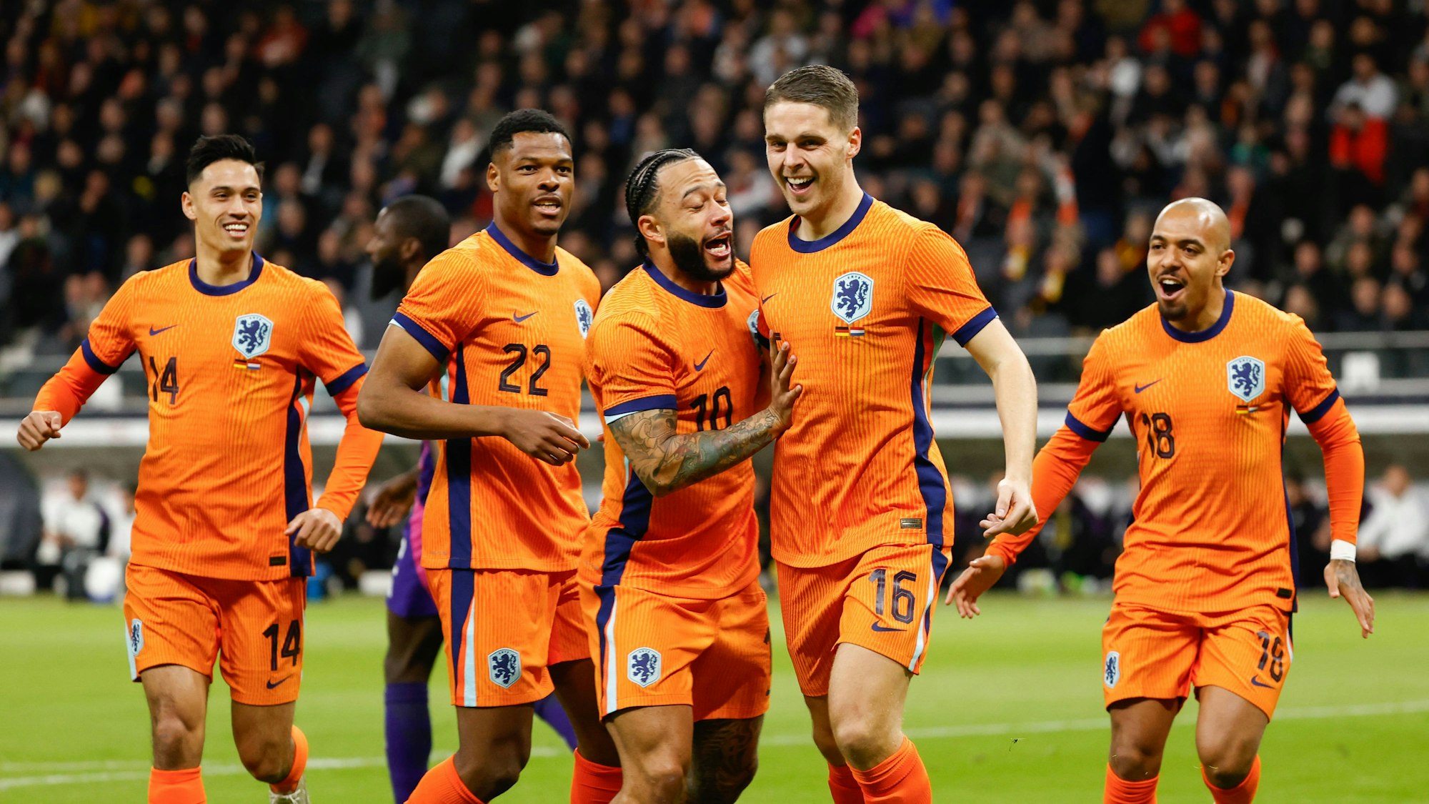 Von links an: Tijjani Reijnders, Denzel Dumfries, Memphis Depay, Joey Veerman und Donyell Malen jubeln nach einem Treffer gegen Deutschland.