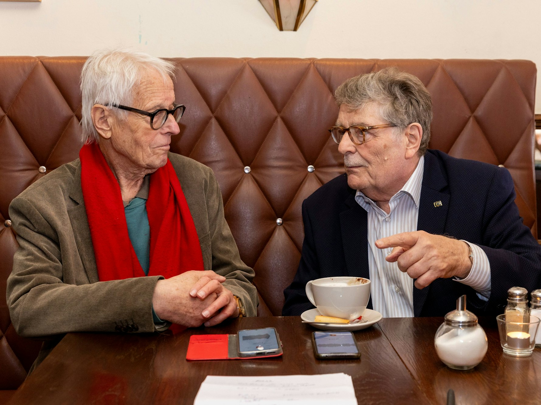 Fritz Schramma und EXPRESS-Reporter Horst Stellmacher beim Interview.