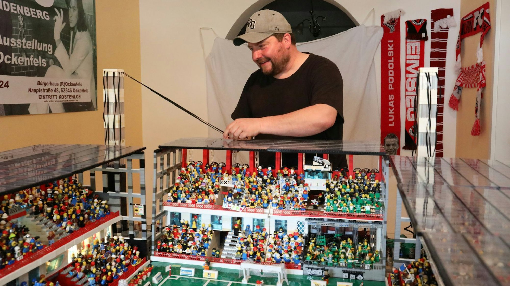 Stephan Kurenbach hat aus 500.000 Lego-Steinen ein Model des Rhein-Energie-Stadions gebaut.