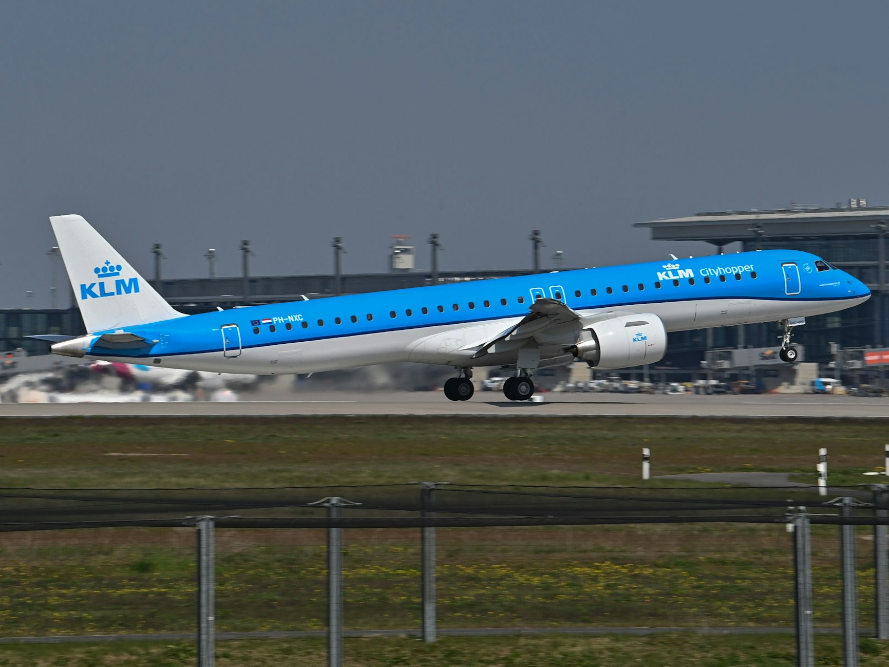 Ein Passagierflugzeug der niederländischen Fluggesellschaft KLM Royal Dutch Airlines ist im Abflug von der südlichen Start- und Landebahn des Hauptstadtflughafens Berlin-Brandenburg BER, hier im April 2021 (Symbolfoto).