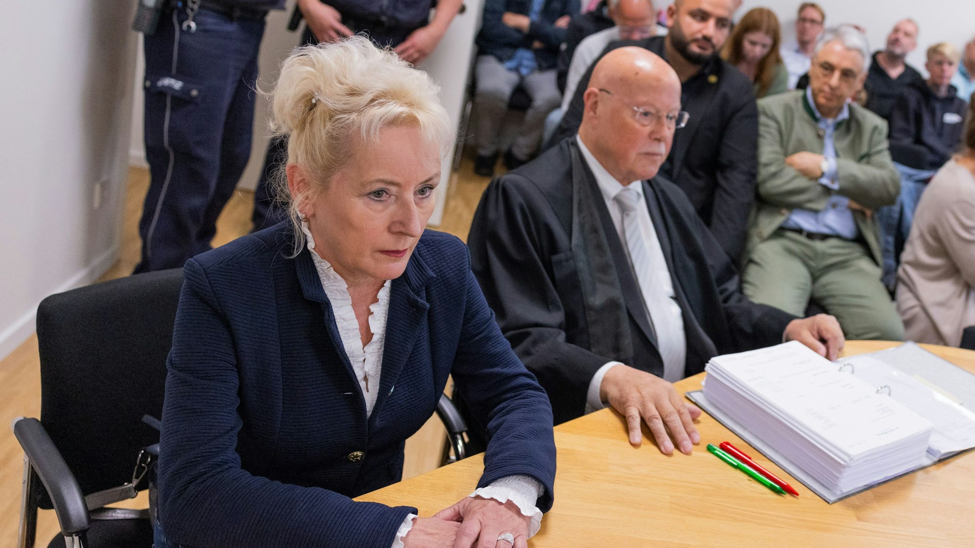 Simone Baum mit Anwalt Rainer Thesen im Kölner Arbeitsgericht.