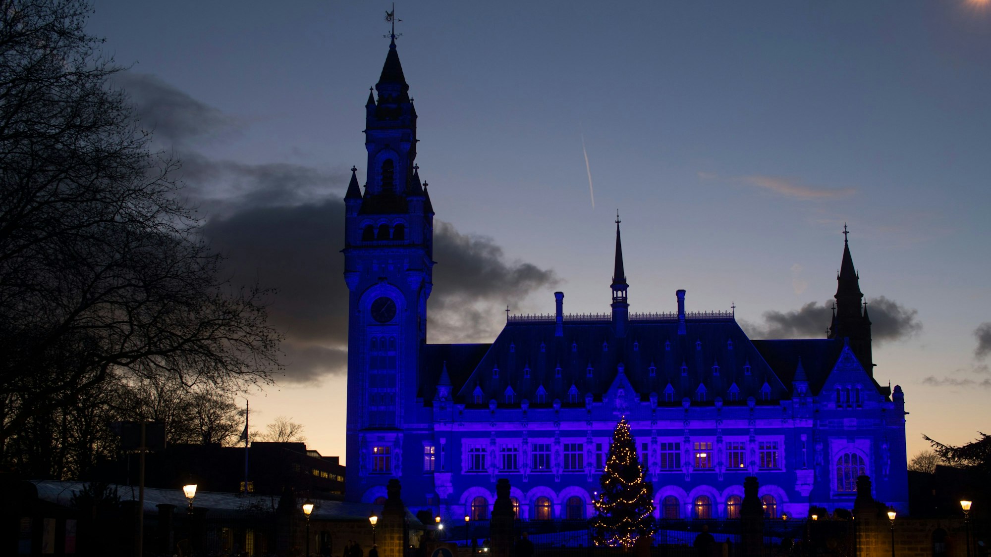 Der Friedenspalast ist ein beeindruckendes Gebäude mit viel Geschichte. Hier befindet sich der Internationale Gerichtshof (IGH). Am Internationalen Tag der Menschenrechte wird der Friedenspalast blau angeleuchtet.