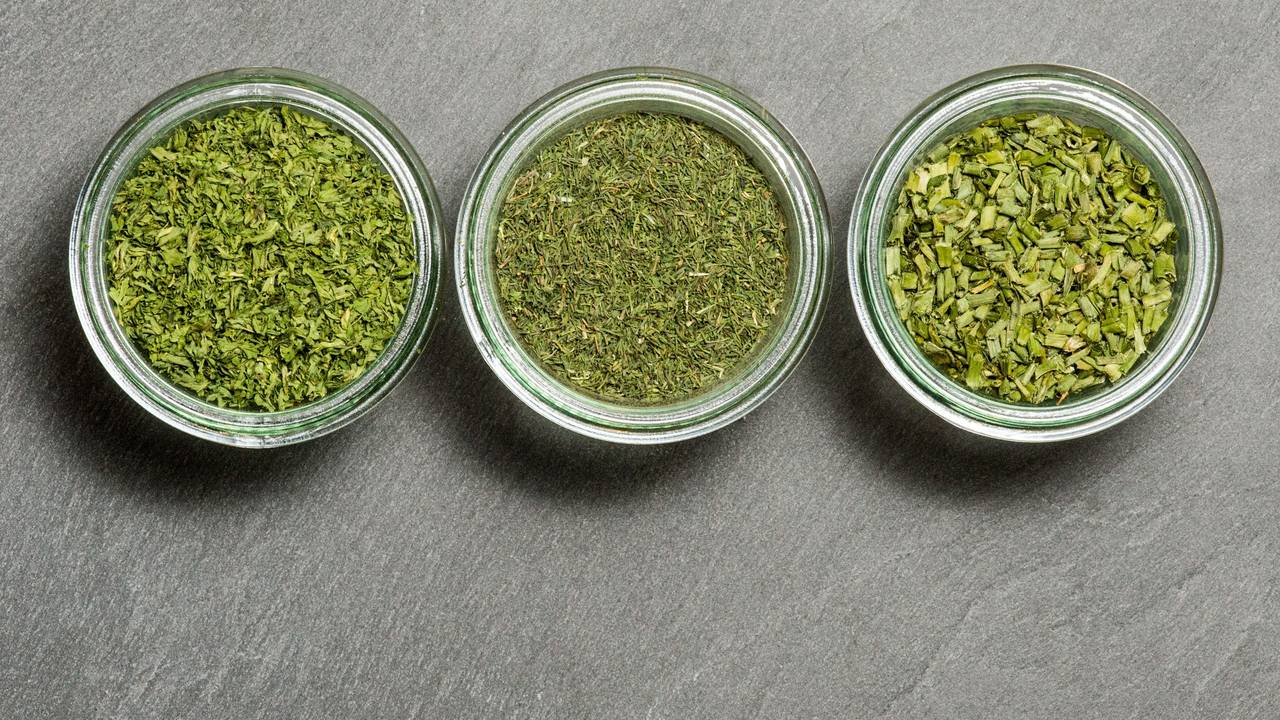 Gläser mit Gewürzen stehen auf einem Tisch, hier im Juli 2015.