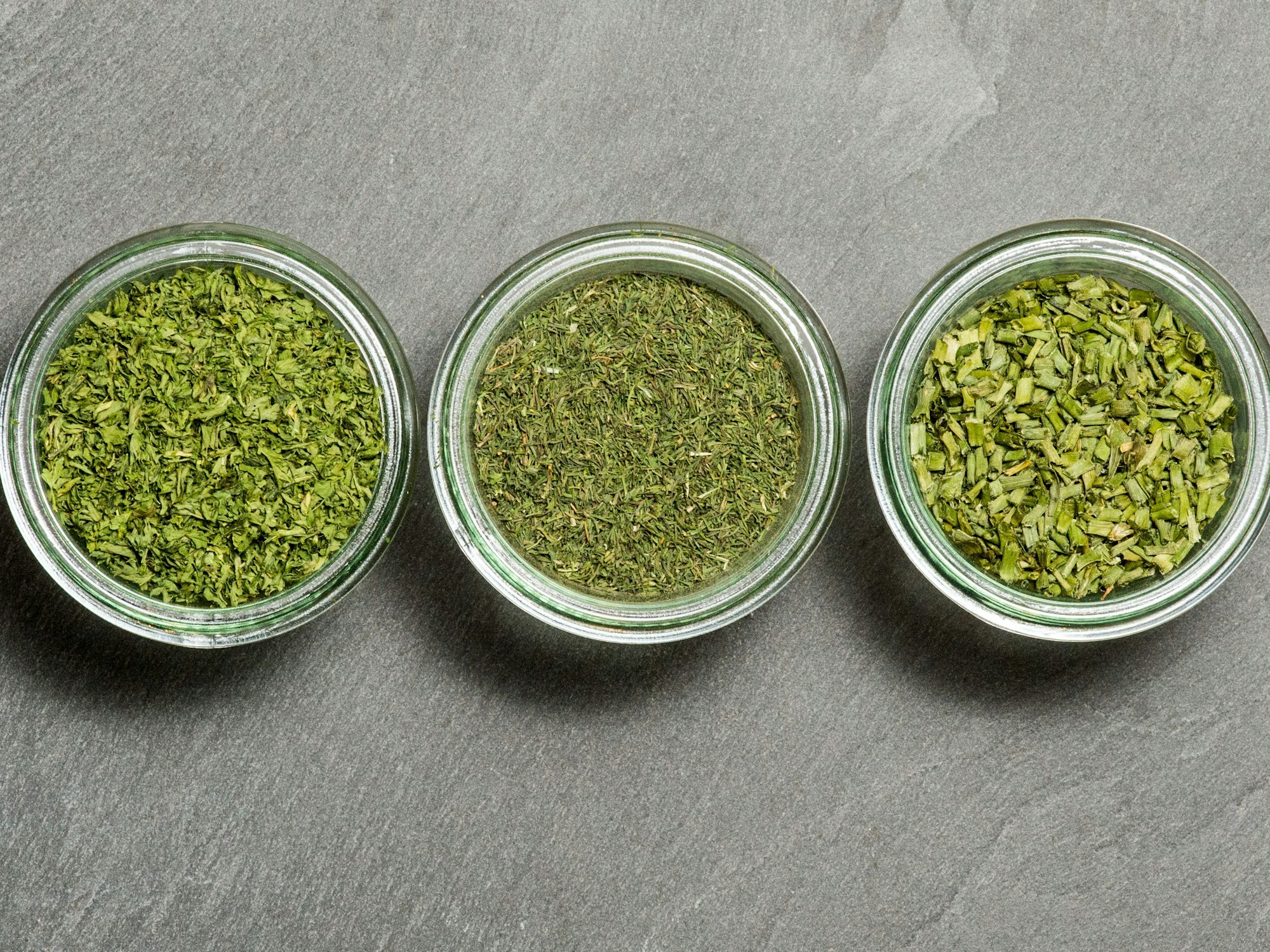 Gläser mit Gewürzen stehen auf einem Tisch, hier im Juli 2015.