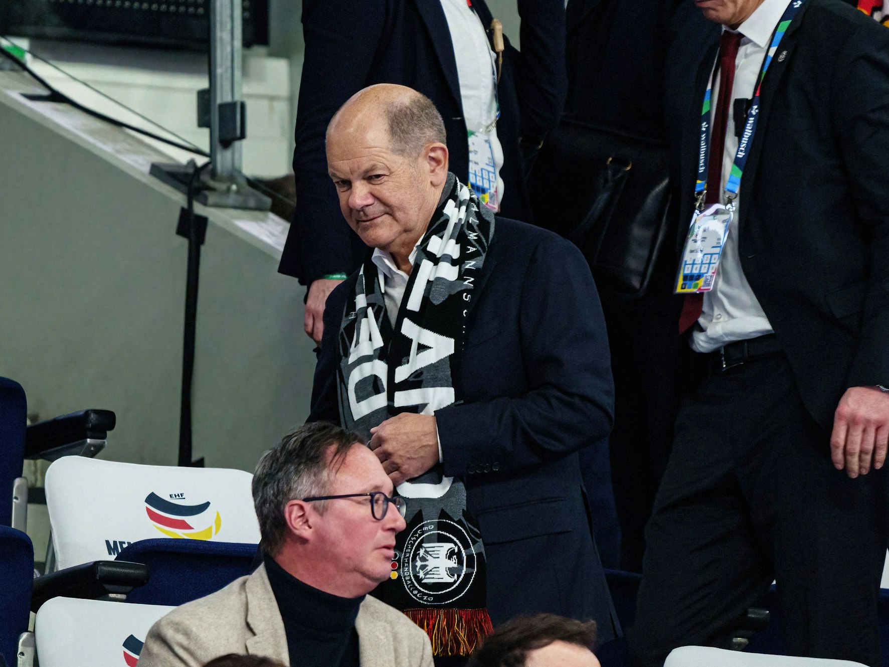 Bundeskanzler Olaf Scholz als Fan.