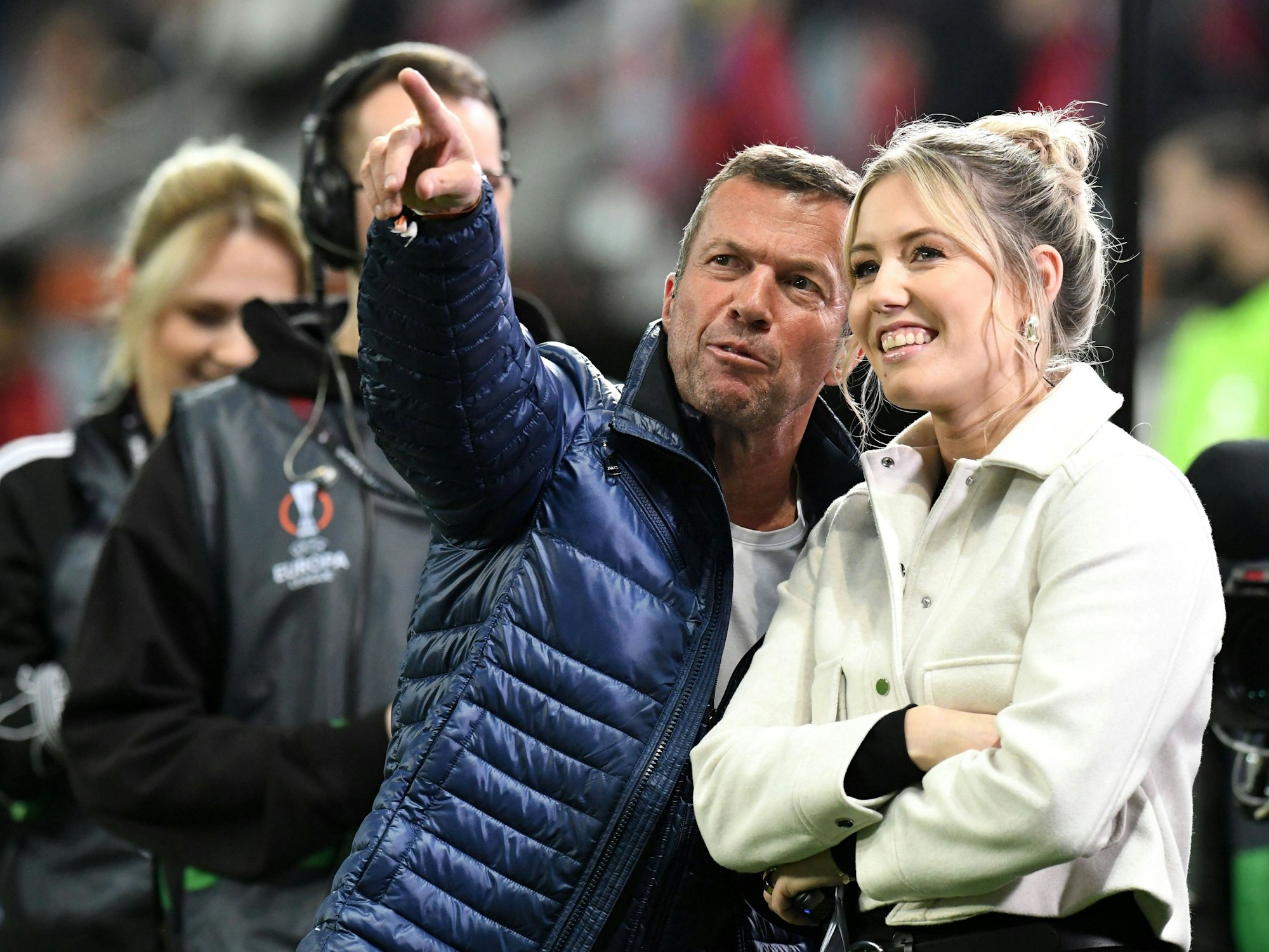 TV-Experte Lothar Matthäus (l.) deutet mit einem Fingezeig auf etwas hin.
