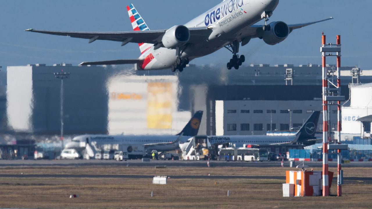 Eine Passagiermaschine der US-amerikanischen American Airlines startet vom Flughafen in Frankfurt am Main. Mit der möglichen Einführung neuer Corona-Maßnahmen befürchten Experten auch Auswirkungen auf den Reiseverkehr. +++ dpa-Bildfunk +++