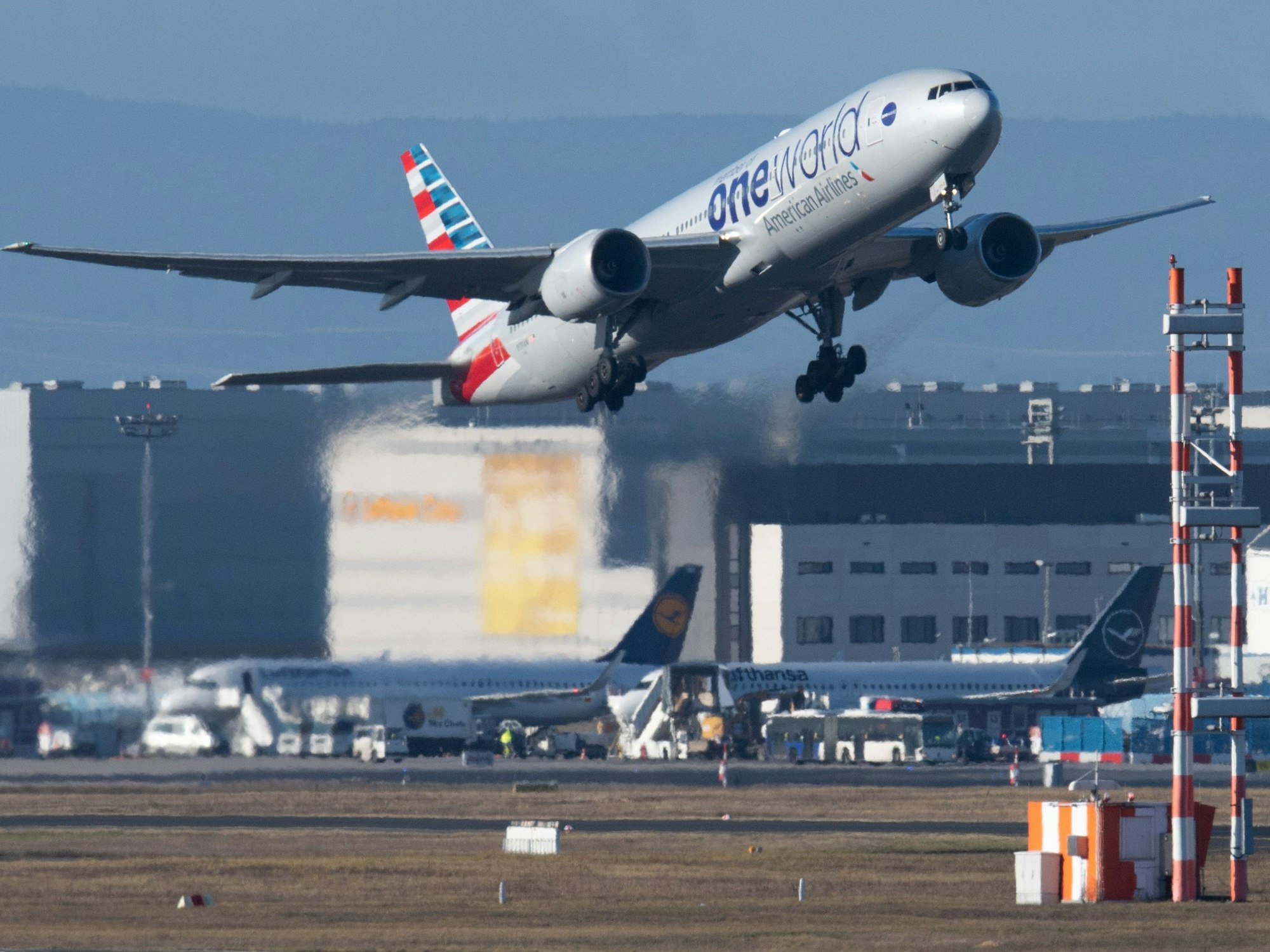 Eine Passagiermaschine der US-amerikanischen American Airlines startet vom Flughafen in Frankfurt am Main, hier im Dezember 2021.