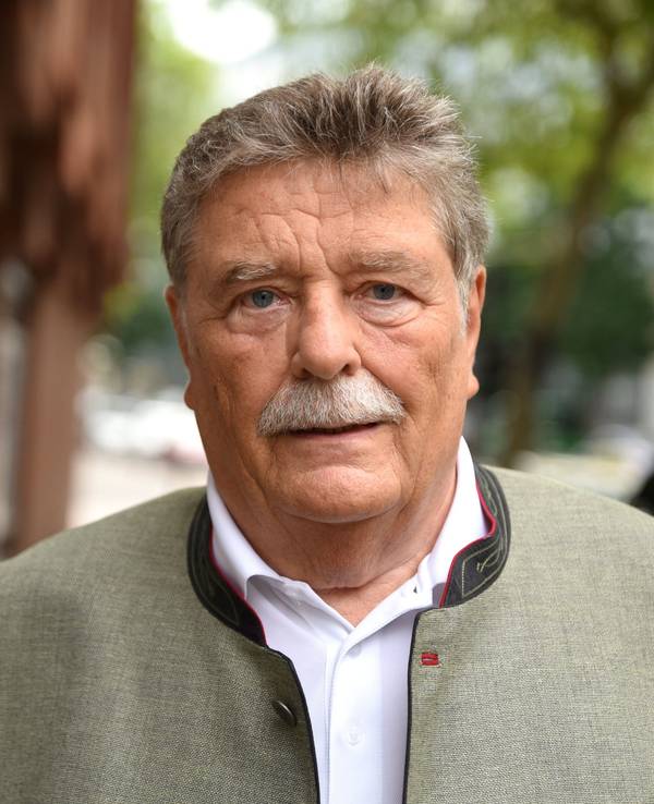 Fritz Schramma im Porträt. Der ehemalige OB der Stadt Köln blickt in die Kamera.
