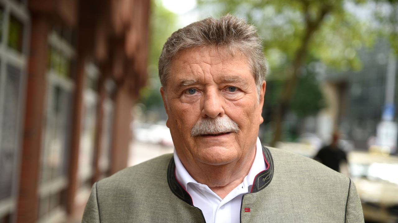 Fritz Schramma im Porträt. Der ehemalige OB der Stadt Köln blickt in die Kamera.