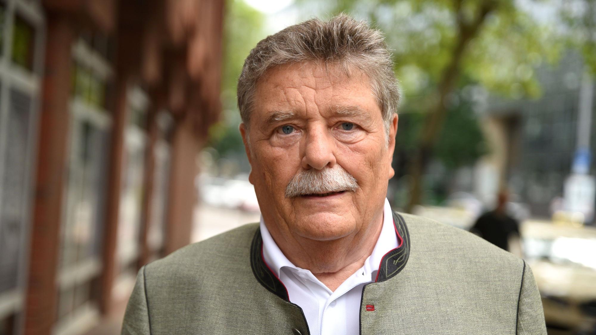 Fritz Schramma im Porträt. Der ehemalige OB der Stadt Köln blickt in die Kamera.