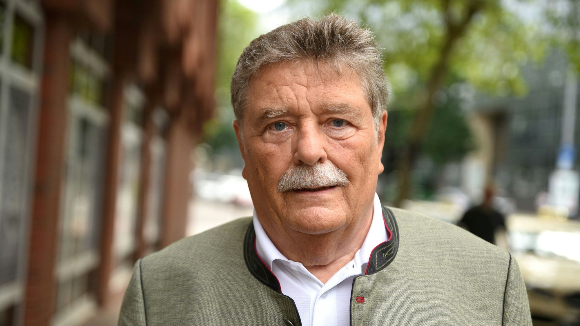 Fritz Schramma im Porträt. Der ehemalige OB der Stadt Köln blickt in die Kamera.