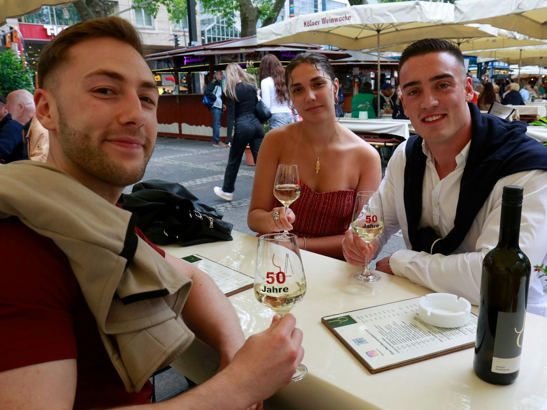Die Kölner Weinwoche auf dem Neumarkt.
