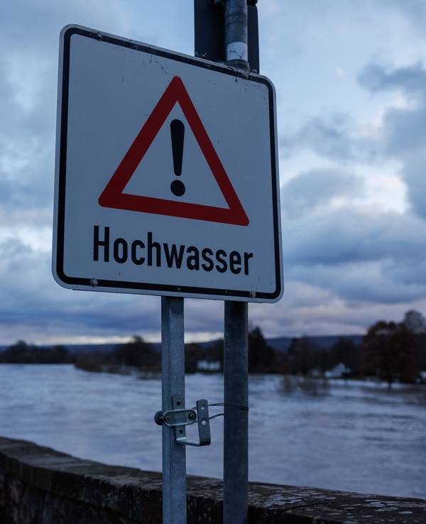 „Hochwasser“ steht auf einem Schild an der Weserbrücke.
