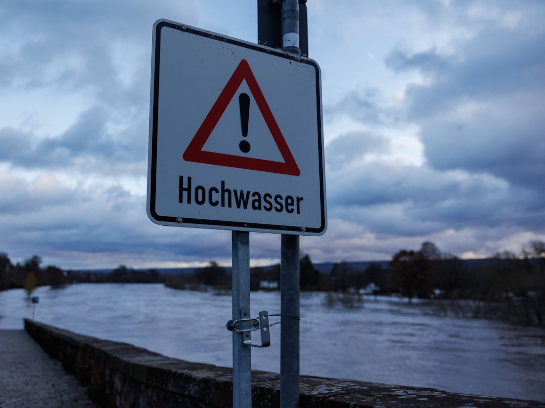 „Hochwasser“ steht auf einem Schild an der Weserbrücke.