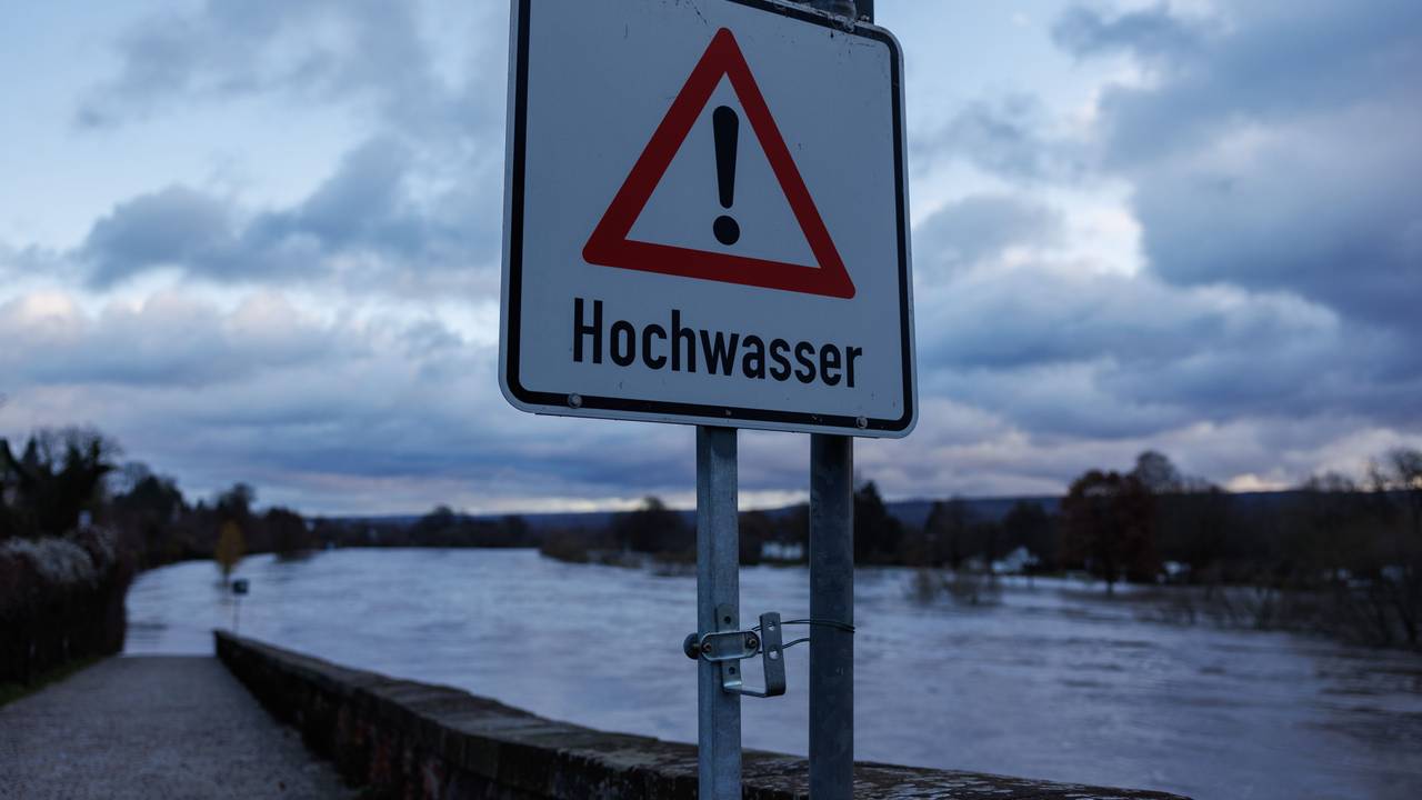 „Hochwasser“ steht auf einem Schild an der Weserbrücke.