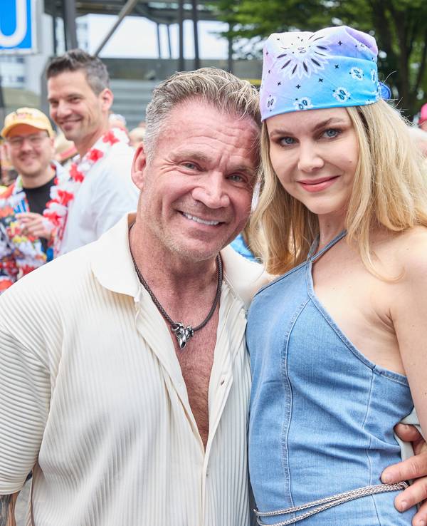 Peter Klein und Yvonne Woelke stehen am 25. Mai 2024 auf dem Heiligengeistfeld. Der 26. Hamburger Schlagermove zog durch St. Pauli.