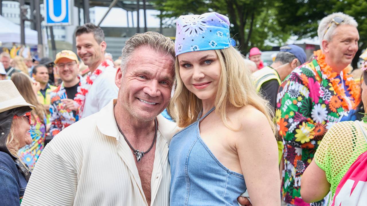 Peter Klein und Yvonne Woelke stehen am 25. Mai 2024 auf dem Heiligengeistfeld. Der 26. Hamburger Schlagermove zog durch St. Pauli.