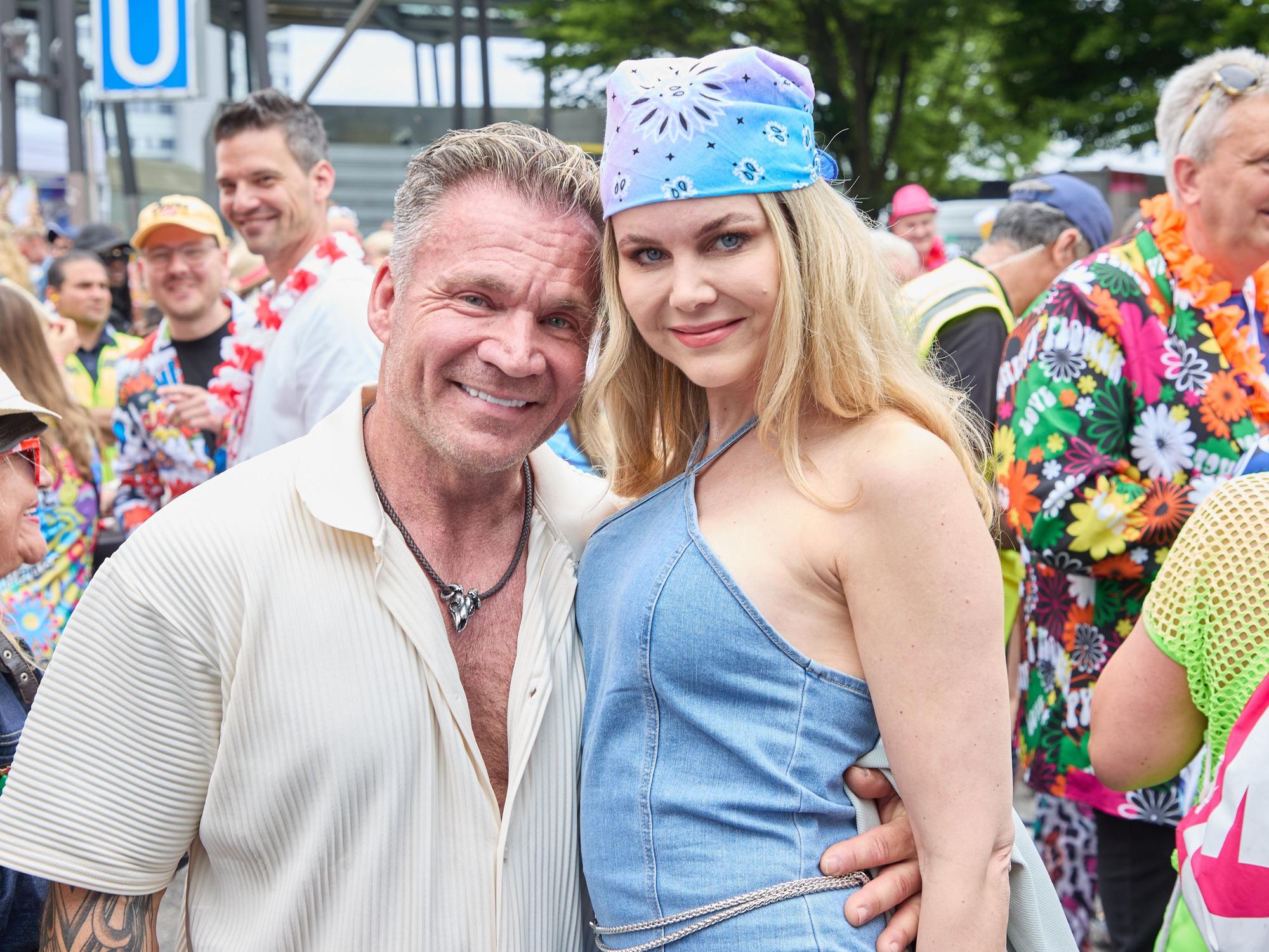 Peter Klein und Yvonne Woelke stehen am 25. Mai 2024 auf dem Heiligengeistfeld. Der 26. Hamburger Schlagermove zog durch St. Pauli.
