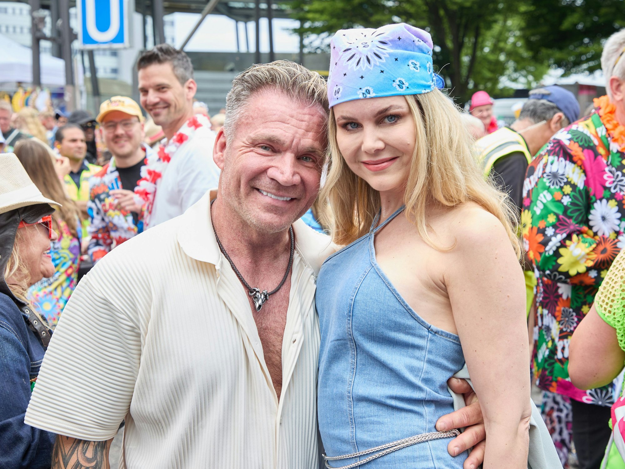 Peter Klein, Reality-Darsteller, und Yvonne Woelke, Schauspielerin, hier beim 26. Hamburger Schlagermove 2024.