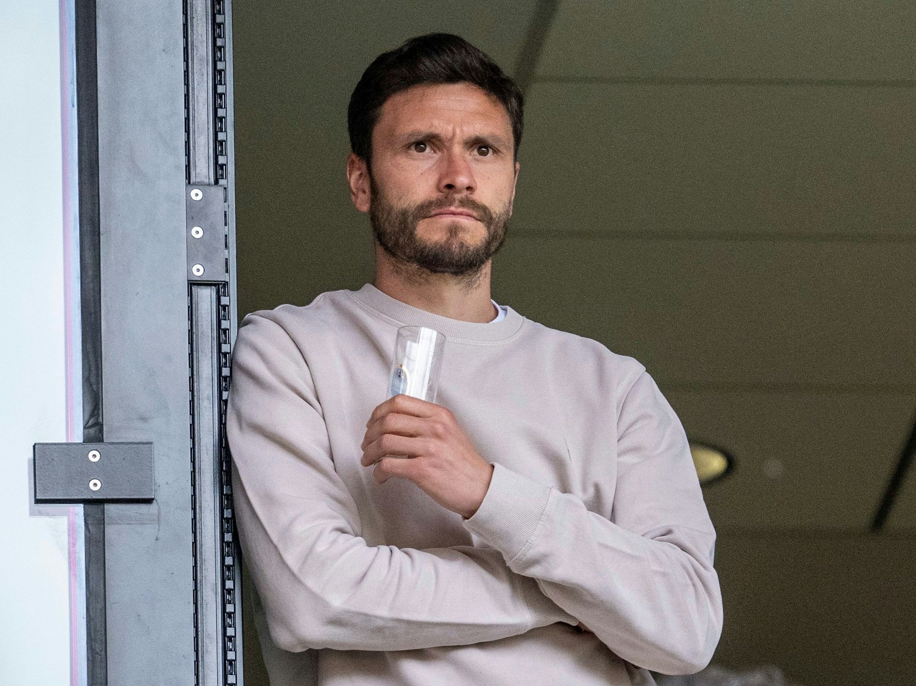 Kölns Jonas Hector beobachtet das Spiel.