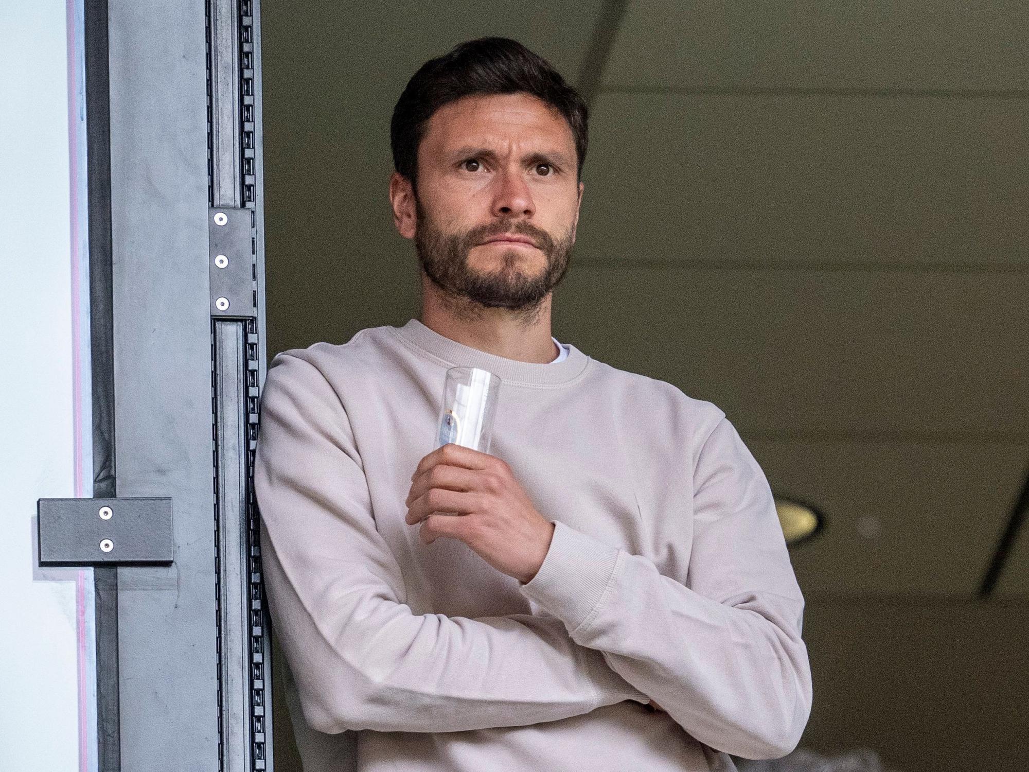 Kölns Jonas Hector beobachtet das Spiel.