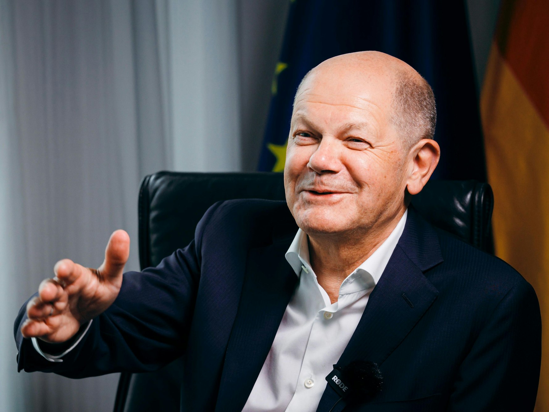 Olaf Scholz beim Podcast.