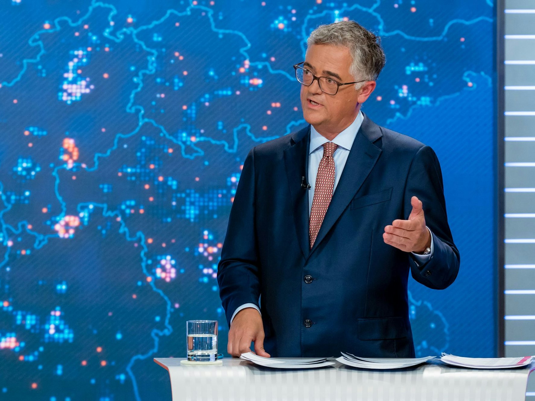 Moderator Matthias Fornoff steht im Fernsehstudio.