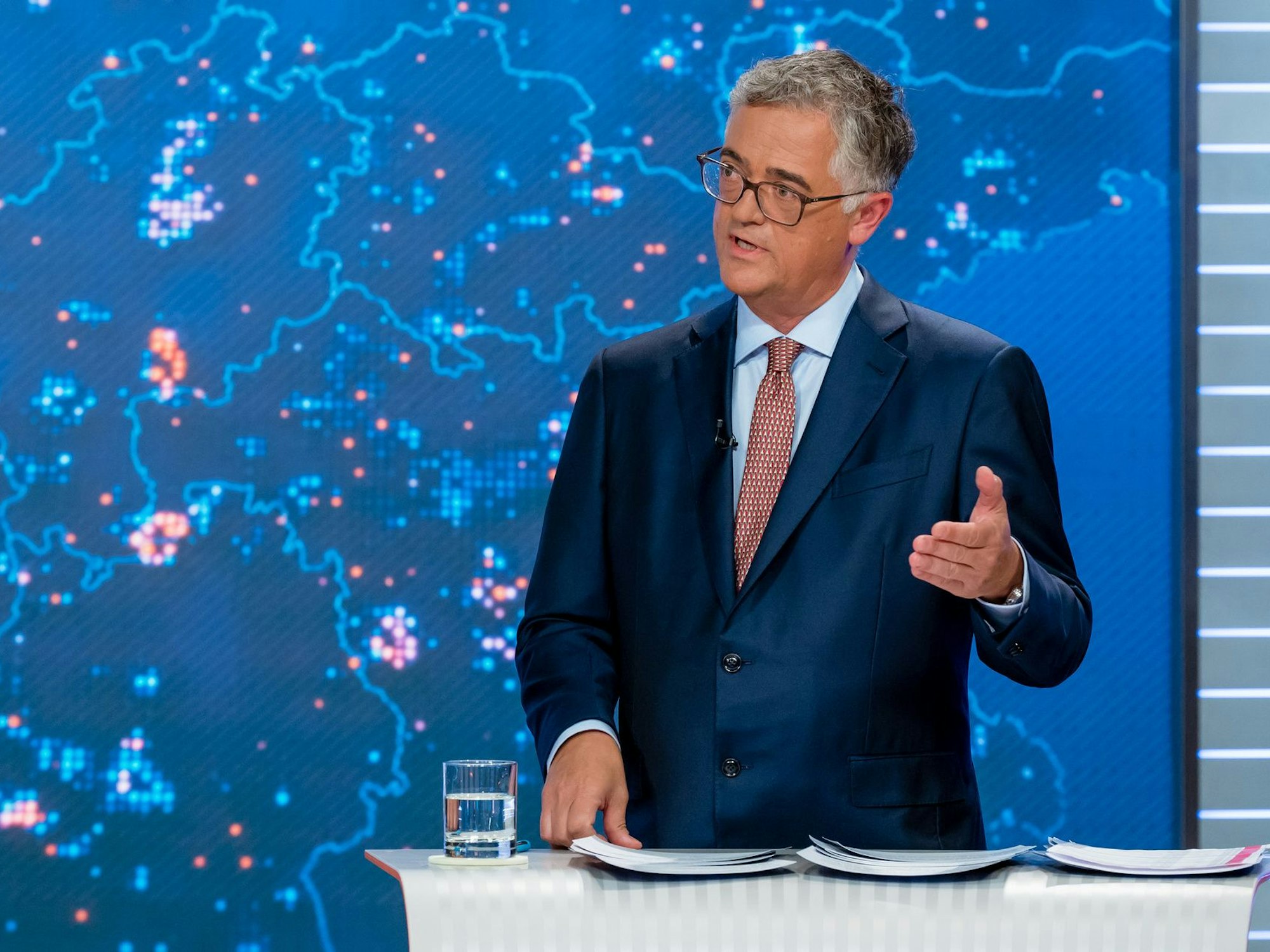 Moderator Matthias Fornoff steht im Fernsehstudio.