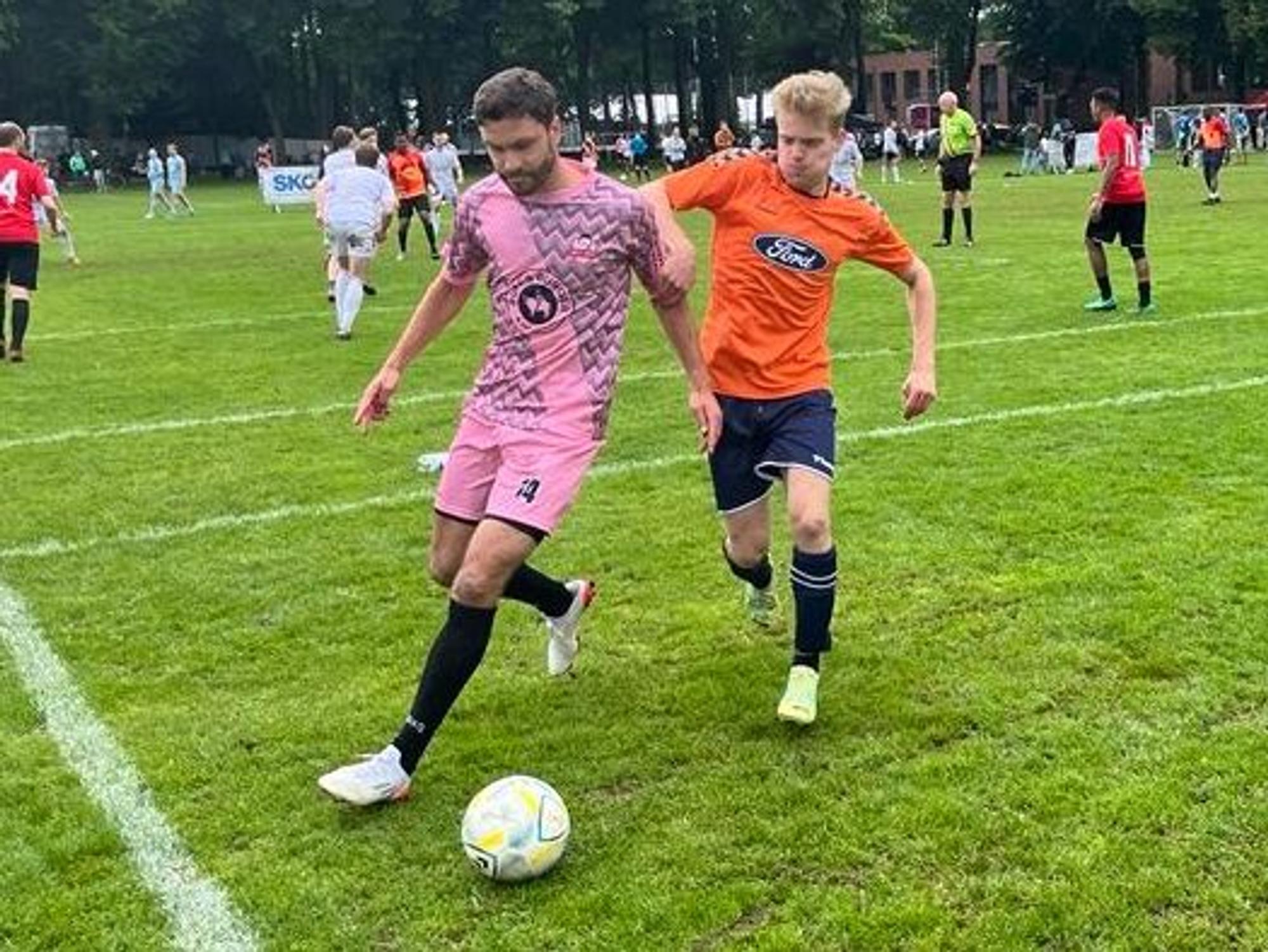 Jonas Hector beim Hobby-Kick.